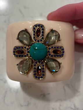 NWOT Stella &Dot Cream Cuff Bracelet with Turquoise Center and Multi-Gem Flower